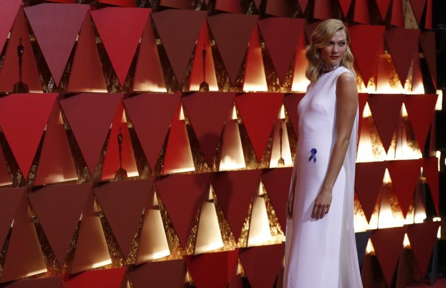 Karlie Kloss poses on the red carpet. Jessica Biel,Taraji P. Henson,Matt Damon,Dakota Johnson,John Legend,Cynthia Erivo,Felicity Jones,Karlie Kloss,Luciana Barroso,Oscars 2017 red carpet,Oscars 2017,89th Academy Awards,89th Academy Awards red carpet