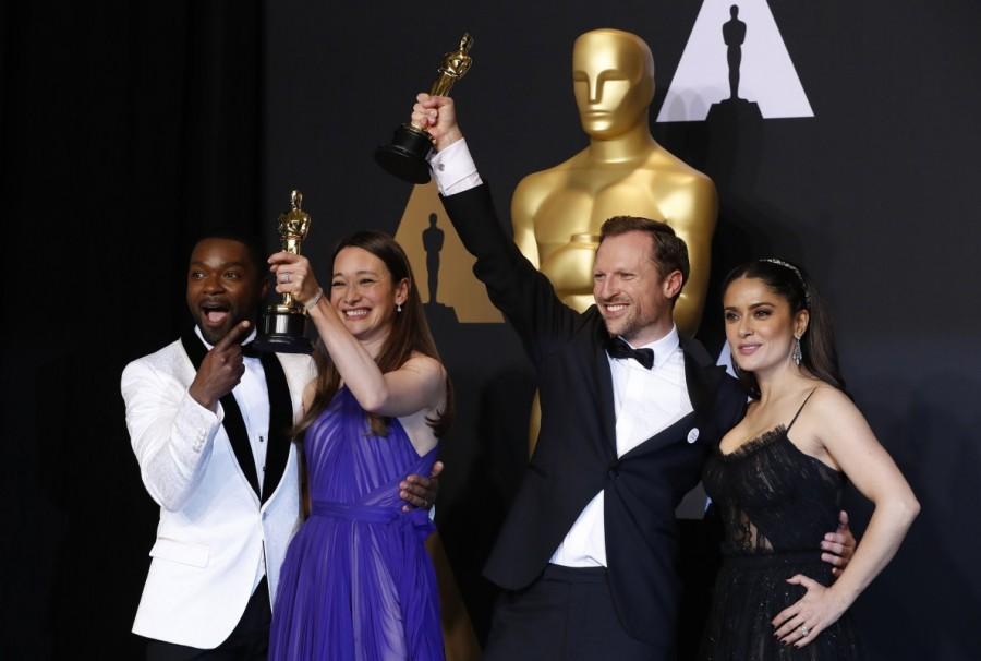 Anna Udvardy and Kristof Deak hold their Oscars for Best Documentary Short Subject for "The White Helmets"as they pose with presenters David Oyelowo (L) and Selma Hayek (R). Viola Davis,Sylvain Bellemare,Mahershala Ali,Oscar 2017 winners,Oscar 2017,Oscar 2017 winners pics,Oscar 2017 winners images,Oscar 2017 winners photos,Oscar 2017 winners stills,Oscar 2017 winners pictures