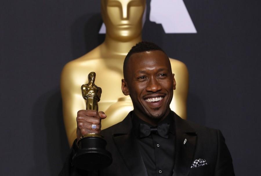 Mahershala Ali of "Moonlight" poses with his Oscar for Best Supporting Actor. Viola Davis,Sylvain Bellemare,Mahershala Ali,Oscar 2017 winners,Oscar 2017,Oscar 2017 winners pics,Oscar 2017 winners images,Oscar 2017 winners photos,Oscar 2017 winners stills,Oscar 2017 winners pictures