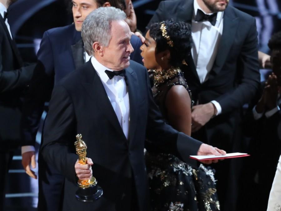 Warren Beatty holds the card for the Best Picture award. La La Land,Moonlight,2017 Oscars,Best Picture,Best Picture of Oscars
