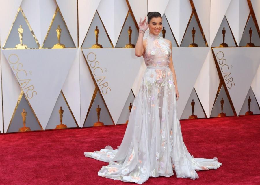 Hailee Steinfeld Ruth Negga,Hailee Steinfeld,Isabelle Huppert,Viola Davis,Halle Berry,Mahershala,Karlie Kloss,Taraji P Henson,John Legend,Chrissy Teigen,Emma Stone,Oscars 2017 red carpet