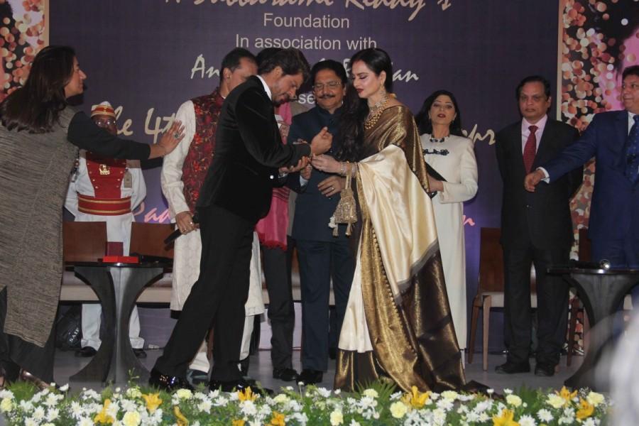 Veteran actress Rekha along with Maharashtra Governor C. Vidyasagar Rao honored Bollywood superstar Shah Rukh Khan with the Yash Chopra Memorial Award.. Shah Rukh Khan,4th national Yash Chopra Award,Yash Chopra Award,Rekha,actress Rekha,Shah Rukh Khan with the Yash Chopra Memorial Award,Yash Chopra Memorial Award