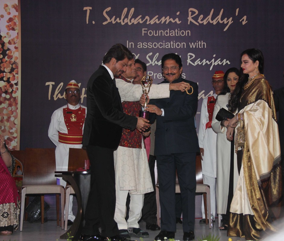 Veteran actress Rekha along with Maharashtra Governor C. Vidyasagar Rao honored Bollywood superstar Shah Rukh Khan with the Yash Chopra Memorial Award.. Shah Rukh Khan,4th national Yash Chopra Award,Yash Chopra Award,Rekha,actress Rekha,Shah Rukh Khan with the Yash Chopra Memorial Award,Yash Chopra Memorial Award