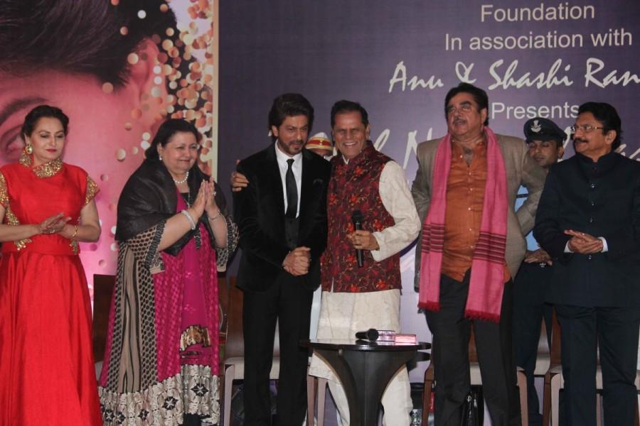 Veteran actress Rekha along with Maharashtra Governor C. Vidyasagar Rao honored Bollywood superstar Shah Rukh Khan with the Yash Chopra Memorial Award.. Shah Rukh Khan,4th national Yash Chopra Award,Yash Chopra Award,Rekha,actress Rekha,Shah Rukh Khan with the Yash Chopra Memorial Award,Yash Chopra Memorial Award