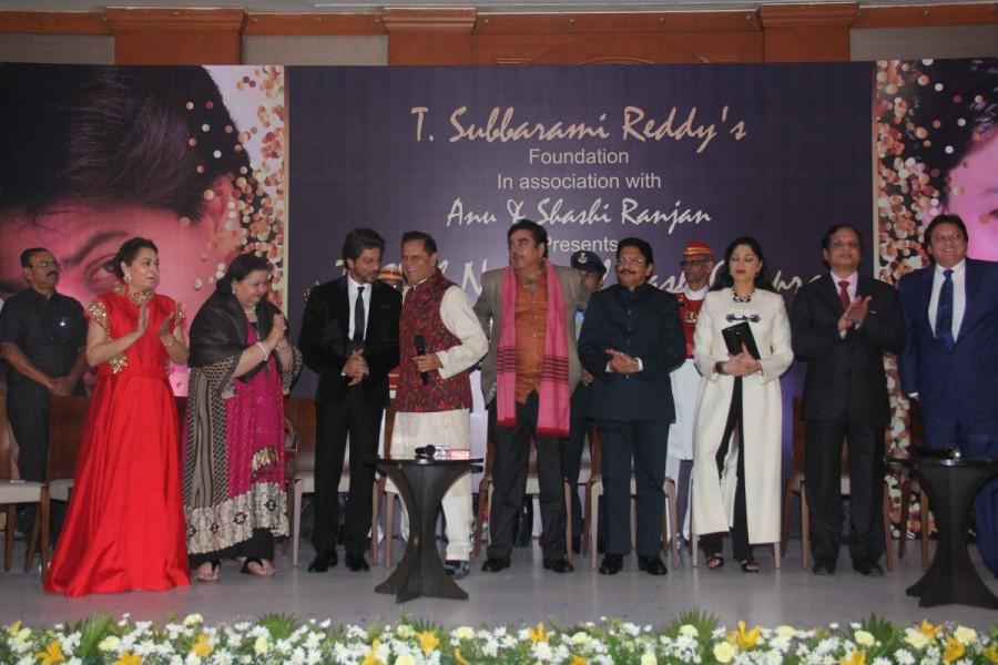 Veteran actress Rekha along with Maharashtra Governor C. Vidyasagar Rao honored Bollywood superstar Shah Rukh Khan with the Yash Chopra Memorial Award.. Shah Rukh Khan,4th national Yash Chopra Award,Yash Chopra Award,Rekha,actress Rekha,Shah Rukh Khan with the Yash Chopra Memorial Award,Yash Chopra Memorial Award