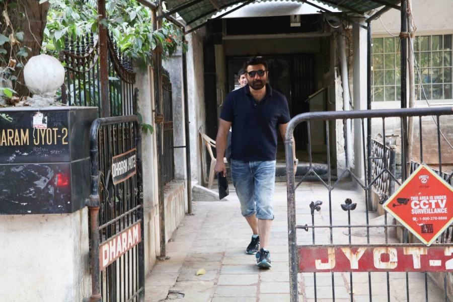 Bollywood actor Sunny Deol spotted at Bandra. Sunny Deol spotted at Bandra,Sunny Deol at Bandra,actor Sunny Deol,Sunny Deol latest pics,Sunny Deol latest images,Sunny Deol latest photos,Sunny Deol latest stills,Sunny Deol latest pictures