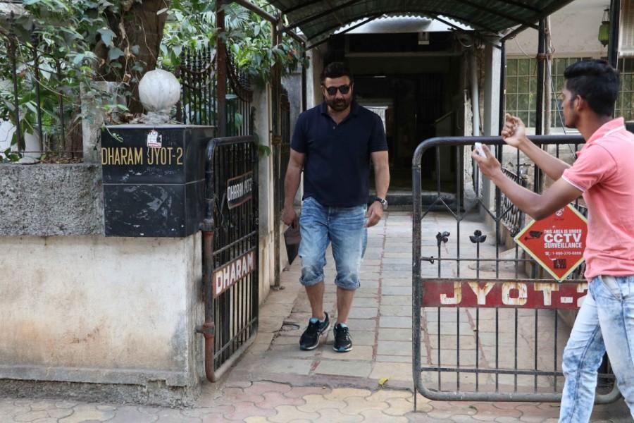 Bollywood actor Sunny Deol spotted at Bandra. Sunny Deol spotted at Bandra,Sunny Deol at Bandra,actor Sunny Deol,Sunny Deol latest pics,Sunny Deol latest images,Sunny Deol latest photos,Sunny Deol latest stills,Sunny Deol latest pictures