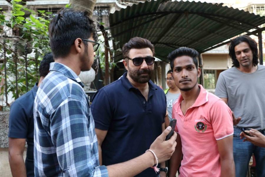 Bollywood actor Sunny Deol spotted at Bandra. Sunny Deol spotted at Bandra,Sunny Deol at Bandra,actor Sunny Deol,Sunny Deol latest pics,Sunny Deol latest images,Sunny Deol latest photos,Sunny Deol latest stills,Sunny Deol latest pictures