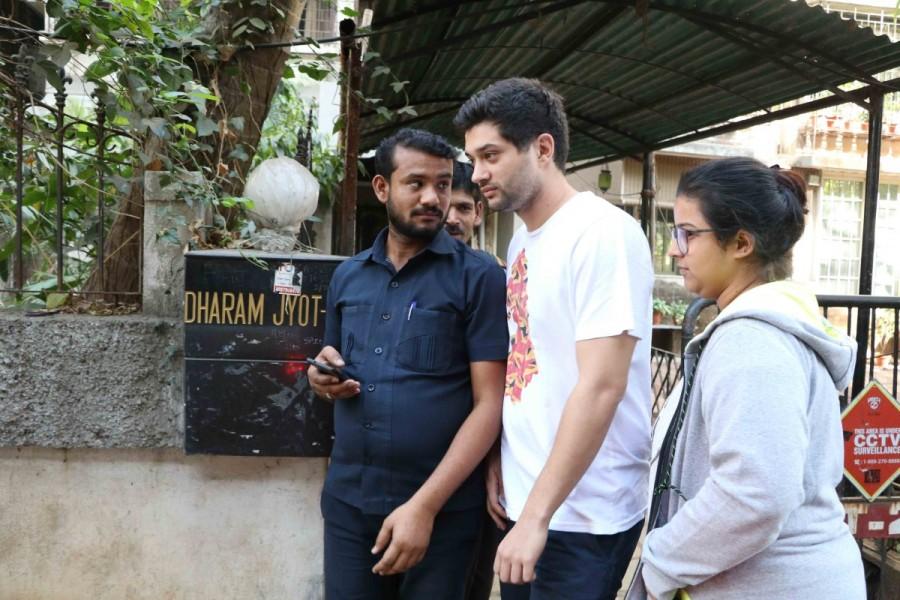 Bollywood actor Sunny Deol spotted at Bandra. Sunny Deol spotted at Bandra,Sunny Deol at Bandra,actor Sunny Deol,Sunny Deol latest pics,Sunny Deol latest images,Sunny Deol latest photos,Sunny Deol latest stills,Sunny Deol latest pictures