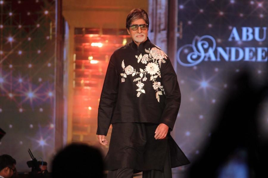 Big B was seen sporting an all-black bandhgala kurta with white floral embroidery and pyjama. Actors Alia Bhatt, Varun Dhawan, Sonali Bendre and entrepreneur Sussanne Khan were also seen alongside Amitabh at the event. Megastar Amitabh Bachchan,Amitabh Bachchan,Abu Jani,Sandeep Khosla,Amitabh Bachchan walks fashion ramp,Amitabh Bachchan fashion ramp,Amitabh Bachchan latest pics,Amitabh Bachchan latest images,Amitabh Bachchan latest photos,Amitabh Bachchan latest stills