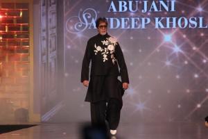 Megastar Amitabh Bachchan,Amitabh Bachchan,Abu Jani,Sandeep Khosla,Amitabh Bachchan walks fashion ramp,Amitabh Bachchan fashion ramp,Amitabh Bachchan latest pics,Amitabh Bachchan latest images,Amitabh Bachchan latest photos,Amitabh Bachchan latest stills