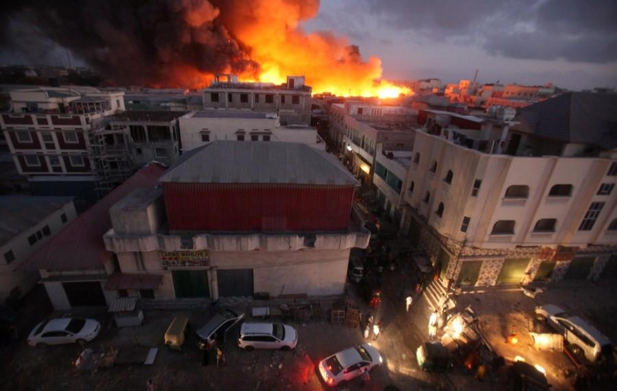 A general view shows burning stalls at the main Bakara market. Mogadishu,Mogadishu market,Bakara market,Somalia,Somalia capital