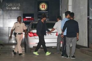 Shah Rukh Khan at Bandra,Shah Rukh Khan spotted at Bandra,Shah Rukh Khan,SRK,SRK at Bandra,Shah Rukh Khan pics,Shah Rukh Khan images,Shah Rukh Khan photos,Shah Rukh Khan stills,Shah Rukh Khan pictures