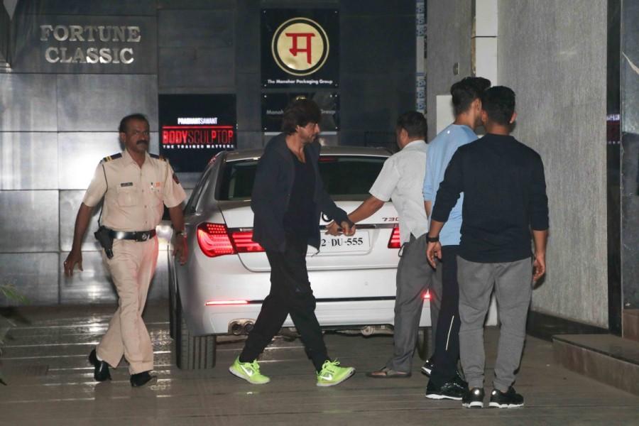 Bollywood actor Shah Rukh Khan spotted at Bandra. Shah Rukh Khan at Bandra,Shah Rukh Khan spotted at Bandra,Shah Rukh Khan,SRK,SRK at Bandra,Shah Rukh Khan pics,Shah Rukh Khan images,Shah Rukh Khan photos,Shah Rukh Khan stills,Shah Rukh Khan pictures