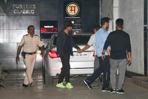 Shah Rukh Khan at Bandra,Shah Rukh Khan spotted at Bandra,Shah Rukh Khan,SRK,SRK at Bandra,Shah Rukh Khan pics,Shah Rukh Khan images,Shah Rukh Khan photos,Shah Rukh Khan stills,Shah Rukh Khan pictures