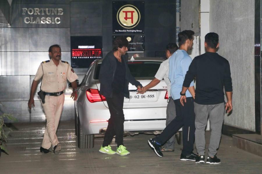 Bollywood actor Shah Rukh Khan spotted at Bandra. Shah Rukh Khan at Bandra,Shah Rukh Khan spotted at Bandra,Shah Rukh Khan,SRK,SRK at Bandra,Shah Rukh Khan pics,Shah Rukh Khan images,Shah Rukh Khan photos,Shah Rukh Khan stills,Shah Rukh Khan pictures