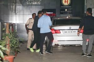 Shah Rukh Khan at Bandra,Shah Rukh Khan spotted at Bandra,Shah Rukh Khan,SRK,SRK at Bandra,Shah Rukh Khan pics,Shah Rukh Khan images,Shah Rukh Khan photos,Shah Rukh Khan stills,Shah Rukh Khan pictures