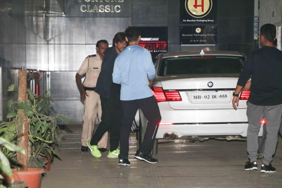 Bollywood actor Shah Rukh Khan spotted at Bandra. Shah Rukh Khan at Bandra,Shah Rukh Khan spotted at Bandra,Shah Rukh Khan,SRK,SRK at Bandra,Shah Rukh Khan pics,Shah Rukh Khan images,Shah Rukh Khan photos,Shah Rukh Khan stills,Shah Rukh Khan pictures