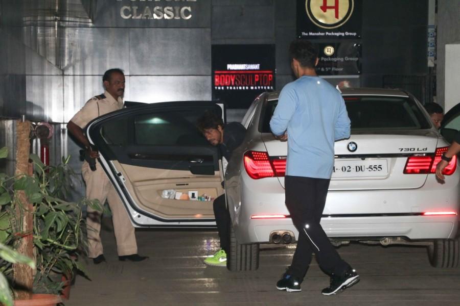 Bollywood actor Shah Rukh Khan spotted at Bandra. Shah Rukh Khan at Bandra,Shah Rukh Khan spotted at Bandra,Shah Rukh Khan,SRK,SRK at Bandra,Shah Rukh Khan pics,Shah Rukh Khan images,Shah Rukh Khan photos,Shah Rukh Khan stills,Shah Rukh Khan pictures