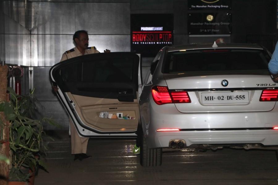 Bollywood actor Shah Rukh Khan spotted at Bandra. Shah Rukh Khan at Bandra,Shah Rukh Khan spotted at Bandra,Shah Rukh Khan,SRK,SRK at Bandra,Shah Rukh Khan pics,Shah Rukh Khan images,Shah Rukh Khan photos,Shah Rukh Khan stills,Shah Rukh Khan pictures
