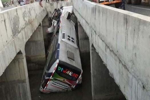 Andhra Pradesh accident: 11 killed, several injured after bus falls into canal in Krishna district At least 11 persons were killed and 30 injured when a private bus fell off a bridge into a canal in Krishna district of Andhra Pradesh early Tuesday, officials said.