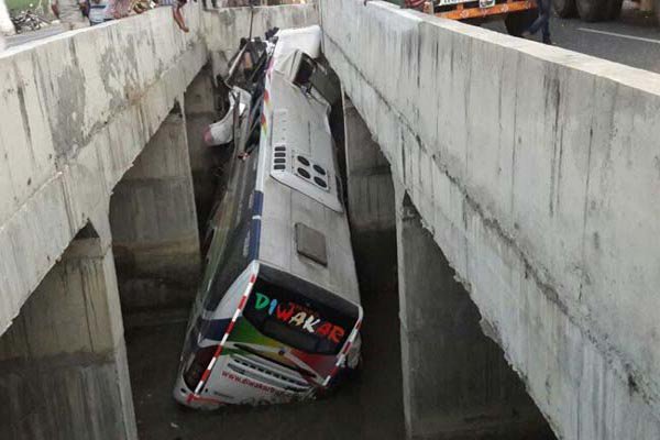 Andhra Pradesh accident: 11 killed, several injured after bus falls into canal in Krishna district At least 11 persons were killed and 30 injured when a private bus fell off a bridge into a canal in Krishna district of Andhra Pradesh early Tuesday, officials said. Vijayawada Accident,Vijayawada bus Accident,bus Accident,bus Accident in Andhra,Krishna district,canal,Vijayawada bus Accident pics,Vijayawada bus Accident images,Vijayawada bus Accident photos,Vijayawada bus Accident stills,Vijayawada bus Accident pictur
