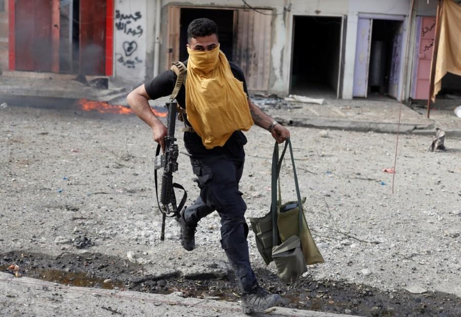 An Iraqi special forces soldier runs for cover during a battle with Islamic State militants in Mosul, Iraq March 1, 2017. Tigris river,Brutal street,Mosul,U.S,Islamic State,damaged bridge,Iraqi special forces,Iraqi forces,Iraqi special forces in Mosul