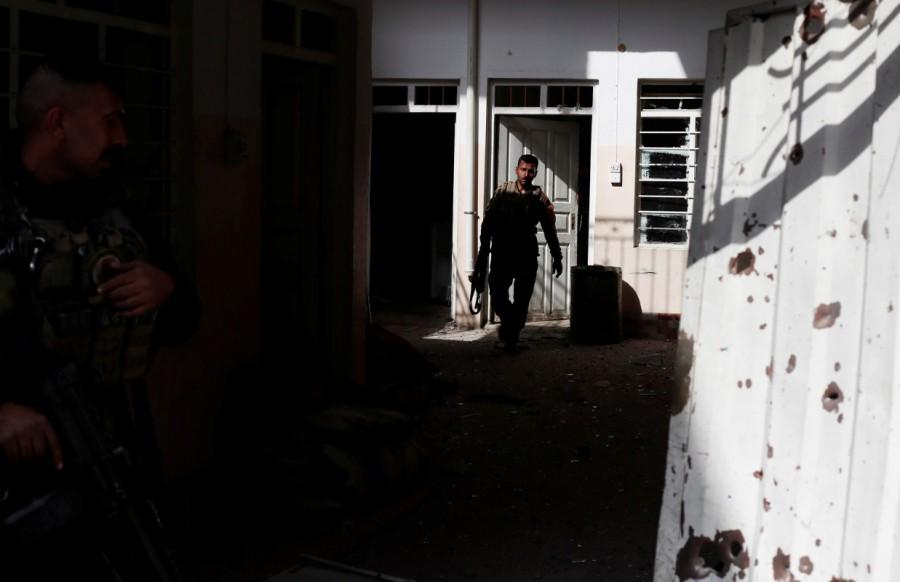 An Iraqi special forces soldier searches a house during a battle with Islamic State militants in Mosul, Iraq March 1, 2017. Tigris river,Brutal street,Mosul,U.S,Islamic State,damaged bridge,Iraqi special forces,Iraqi forces,Iraqi special forces in Mosul