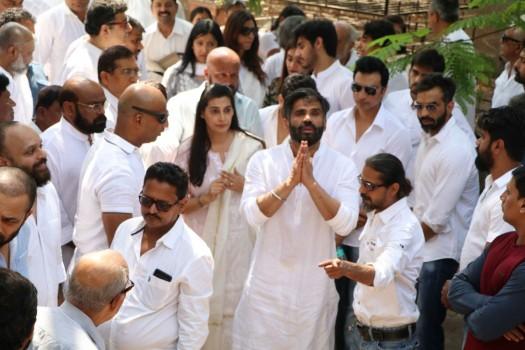 Celebs like Abhishek Bachchan, Amitabh Bachchan, Jackie Shroff, Tanishaa Mukerji, Suniel Shetty, Tanishaa Mukerji, Rohit Shetty, Armaan Kohli, Apoorva Lakhia, Vatsal Seth, Sooraj Pancholi, Ganesh Hegde, Shreyas Talpade and others spotted at Suniel Shetty's father Veerapa Shetty funeral.