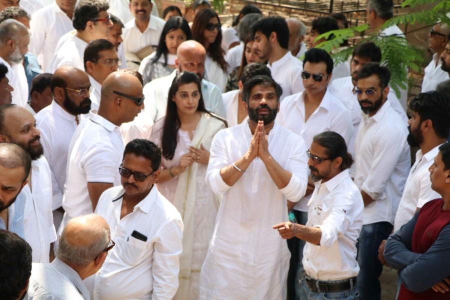 Celebs like Abhishek Bachchan, Amitabh Bachchan, Jackie Shroff, Tanishaa Mukerji, Suniel Shetty, Tanishaa Mukerji, Rohit Shetty, Armaan Kohli, Apoorva Lakhia, Vatsal Seth, Sooraj Pancholi, Ganesh Hegde, Shreyas Talpade and others spotted at Suniel Shetty's father Veerapa Shetty funeral. Abhishek Bachchan,Amitabh Bachchan,Jackie Shroff,Tanishaa Mukerji,Suniel Shetty,Tanishaa Mukerji,Rohit Shetty,Armaan Kohli,Apoorva Lakhia,Vatsal Seth,Suniel Shetty's father Veerapa Shetty funeral,Suniel Shetty's father dies