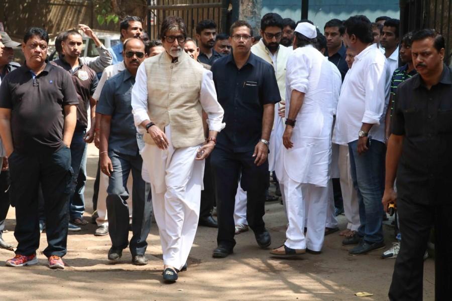 Celebs like Abhishek Bachchan, Amitabh Bachchan, Jackie Shroff, Tanishaa Mukerji, Suniel Shetty, Tanishaa Mukerji, Rohit Shetty, Armaan Kohli, Apoorva Lakhia, Vatsal Seth, Sooraj Pancholi, Ganesh Hegde, Shreyas Talpade and others spotted at Suniel Shetty's father Veerapa Shetty funeral. Abhishek Bachchan,Amitabh Bachchan,Jackie Shroff,Tanishaa Mukerji,Suniel Shetty,Tanishaa Mukerji,Rohit Shetty,Armaan Kohli,Apoorva Lakhia,Vatsal Seth,Suniel Shetty's father Veerapa Shetty funeral,Suniel Shetty's father dies