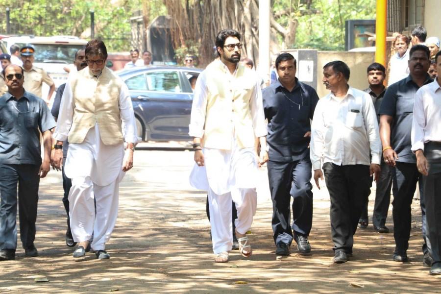 Celebs like Abhishek Bachchan, Amitabh Bachchan, Jackie Shroff, Tanishaa Mukerji, Suniel Shetty, Tanishaa Mukerji, Rohit Shetty, Armaan Kohli, Apoorva Lakhia, Vatsal Seth, Sooraj Pancholi, Ganesh Hegde, Shreyas Talpade and others spotted at Suniel Shetty's father Veerapa Shetty funeral. Abhishek Bachchan,Amitabh Bachchan,Jackie Shroff,Tanishaa Mukerji,Suniel Shetty,Tanishaa Mukerji,Rohit Shetty,Armaan Kohli,Apoorva Lakhia,Vatsal Seth,Suniel Shetty's father Veerapa Shetty funeral,Suniel Shetty's father dies