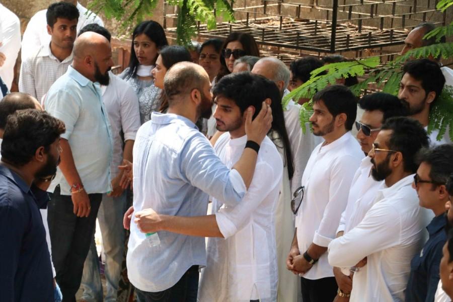 Celebs like Abhishek Bachchan, Amitabh Bachchan, Jackie Shroff, Tanishaa Mukerji, Suniel Shetty, Tanishaa Mukerji, Rohit Shetty, Armaan Kohli, Apoorva Lakhia, Vatsal Seth, Sooraj Pancholi, Ganesh Hegde, Shreyas Talpade and others spotted at Suniel Shetty's father Veerapa Shetty funeral. Abhishek Bachchan,Amitabh Bachchan,Jackie Shroff,Tanishaa Mukerji,Suniel Shetty,Tanishaa Mukerji,Rohit Shetty,Armaan Kohli,Apoorva Lakhia,Vatsal Seth,Suniel Shetty's father Veerapa Shetty funeral,Suniel Shetty's father dies