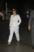 Twinkle Khanna,Shruti Haasan,Twinkle Khanna at Mumbai airport,Shruti Haasan at Mumbai airport,Shruti Haasan latest pics,Shruti Haasan latest images,Shruti Haasan latest photos,Shruti Haasan latest pictures