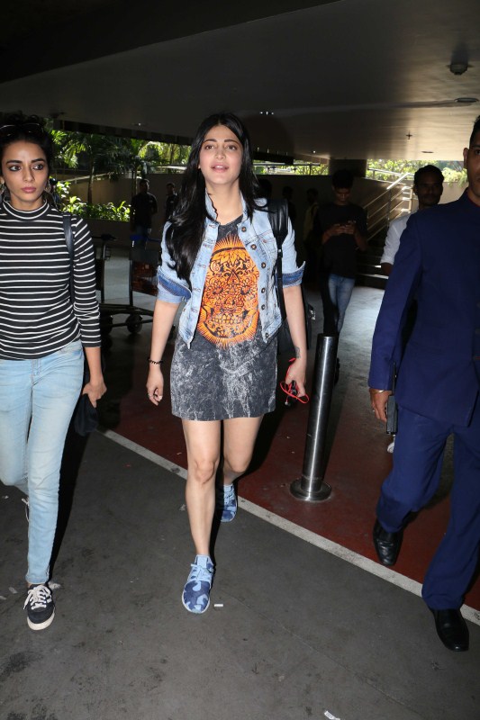 Actress Shruti Haasan spotted at Mumbai airport. Twinkle Khanna,Shruti Haasan,Twinkle Khanna at Mumbai airport,Shruti Haasan at Mumbai airport,Shruti Haasan latest pics,Shruti Haasan latest images,Shruti Haasan latest photos,Shruti Haasan latest pictures