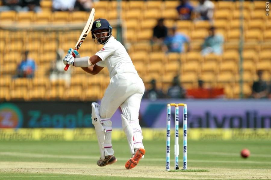 Australia Team: Matt Renshaw, David Warner, Steve Smith (Captain), Shaun Marsh, Peter Handscomb, Mitchell Marsh, Matthew Wade (WK), Mitchell Starc, Steve O'Keefe, Nathan Lyon, Josh Hazlewood. Virat Kohli,India elects to bat,India vs Australia,india vs australia test series 2017,india vs australia test series,india vs australia live,india vs australia 2017,India vs Australia second Test