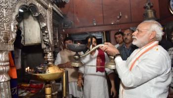 Narendra Modi,Narendra Modi at Varanasi,Narendra Modi at Kaal Bhairav Temple,Kaal Bhairav Temple,Narendra Modi offers prayers at Kaal Bhairav Temple,Narendra Modi offers prayers at Varanasi