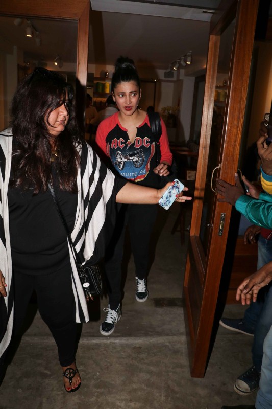 Bollywood actress Shruti Haasan spotted at Bandra in Mumbai. Shruti Haasan spotted at Bandra,Shruti Haasan at Bandra,Shruti Haasan,actress Shruti Haasan,Shruti Haasan latest pics,Shruti Haasan latest images,Shruti Haasan latest photos,Shruti Haasan latest stills,Shruti Haasan latest pictures