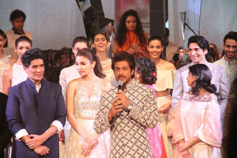 Fashion designer Manish Malhotra, Bollywood actors Shahrukh Khan and Anushka Sharma spotted during the Mijwan Summer 2017 fashion show in Mumbai on March 5, 2017. Manish Malhotra,Shah Rukh Khan,Anushka Sharma,Mijwan Summer 2017 fashion show,Mijwan Summer 2017,Mijwan Summer fashion show,Fashion designer Manish Malhotra,Shah Rukh Khan & Anushka Sharma,Shah Rukh Khan and Anushka Sharma