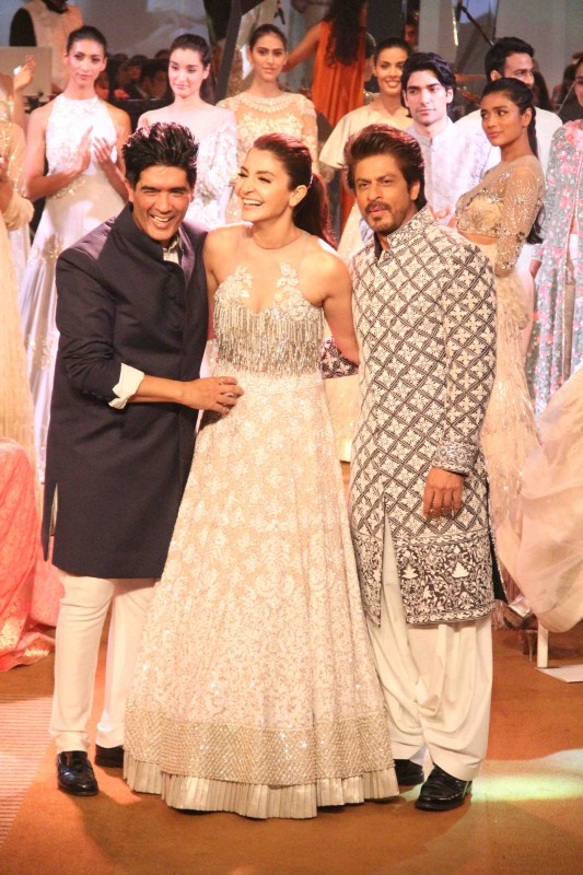 Fashion designer Manish Malhotra, Bollywood actors Shahrukh Khan and Anushka Sharma spotted during the Mijwan Summer 2017 fashion show in Mumbai on March 5, 2017. Manish Malhotra,Shah Rukh Khan,Anushka Sharma,Mijwan Summer 2017 fashion show,Mijwan Summer 2017,Mijwan Summer fashion show,Fashion designer Manish Malhotra,Shah Rukh Khan & Anushka Sharma,Shah Rukh Khan and Anushka Sharma