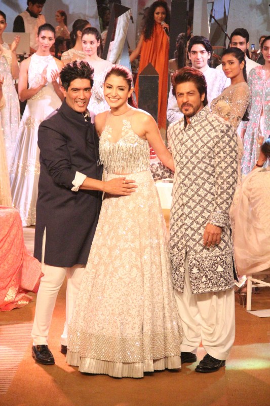 Fashion designer Manish Malhotra, Bollywood actors Shahrukh Khan and Anushka Sharma spotted during the Mijwan Summer 2017 fashion show in Mumbai on March 5, 2017. Manish Malhotra,Shah Rukh Khan,Anushka Sharma,Mijwan Summer 2017 fashion show,Mijwan Summer 2017,Mijwan Summer fashion show,Fashion designer Manish Malhotra,Shah Rukh Khan & Anushka Sharma,Shah Rukh Khan and Anushka Sharma