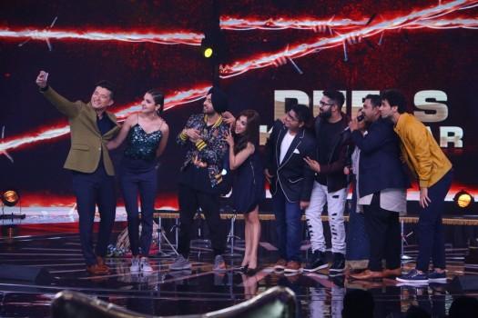 Giving a thunderous start to the weekend was actress Anushka Sharma who made an appearance on COLORS' LIVE singing reality show Rising Star. Anushka went LIVE with her 'Phillauri' co-star and Rising Star expert Diljit Dosanjh, joining him along with experts Shankar Mahadevan and Monali Thakur for the promotion of their upcoming movie.