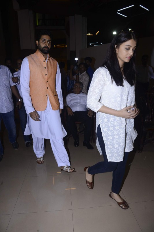 Bollywood actors Aishwarya Rai Bachchan, Abhishek Bachchan and Akshay Kumar attend prayer meet for Suniel Shetty’s father. Aishwarya Rai Bachchan,Abhishek Bachchan,Akshay Kumar,Suniel Shetty,Suniel Shetty father,Suniel Shetty father prayer meet,celebs at Suniel Shetty father prayer meet,Suniel Shetty father prayer meet pics,Suniel Shetty father prayer meet images,Suniel Shett