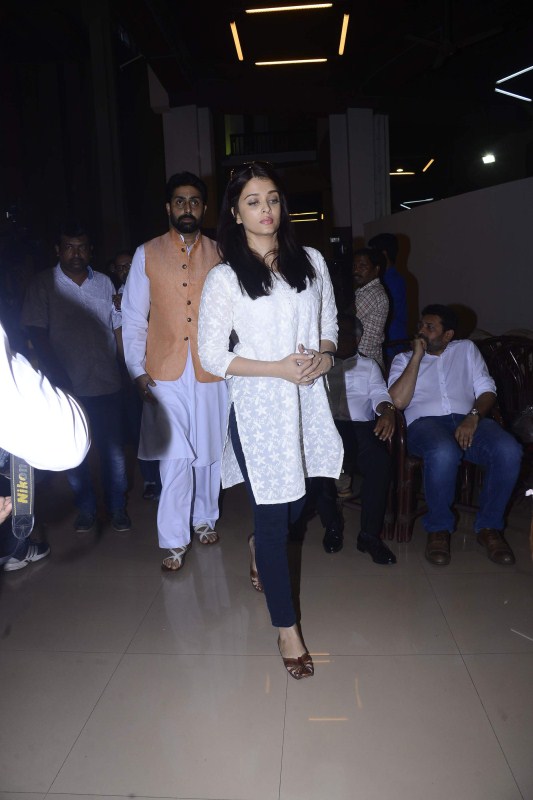 Bollywood actors Aishwarya Rai Bachchan, Abhishek Bachchan and Akshay Kumar attend prayer meet for Suniel Shetty’s father. Aishwarya Rai Bachchan,Abhishek Bachchan,Akshay Kumar,Suniel Shetty,Suniel Shetty father,Suniel Shetty father prayer meet,celebs at Suniel Shetty father prayer meet,Suniel Shetty father prayer meet pics,Suniel Shetty father prayer meet images,Suniel Shett