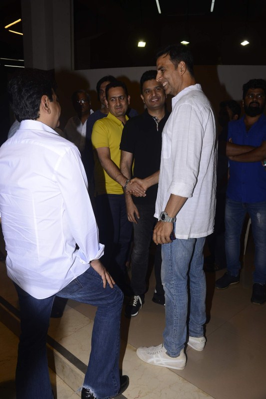 Bollywood actors Aishwarya Rai Bachchan, Abhishek Bachchan and Akshay Kumar attend prayer meet for Suniel Shetty’s father. Aishwarya Rai Bachchan,Abhishek Bachchan,Akshay Kumar,Suniel Shetty,Suniel Shetty father,Suniel Shetty father prayer meet,celebs at Suniel Shetty father prayer meet,Suniel Shetty father prayer meet pics,Suniel Shetty father prayer meet images,Suniel Shett