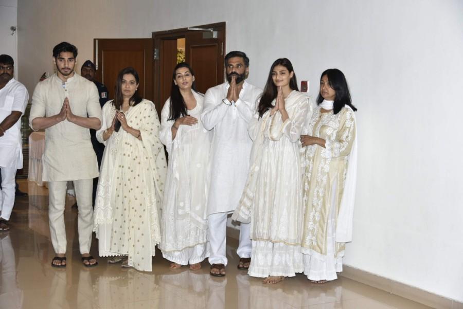 Bollywood actors Aishwarya Rai Bachchan, Abhishek Bachchan and Akshay Kumar attend prayer meet for Suniel Shetty’s father. Aishwarya Rai Bachchan,Abhishek Bachchan,Akshay Kumar,Suniel Shetty,Suniel Shetty father,Suniel Shetty father prayer meet,celebs at Suniel Shetty father prayer meet,Suniel Shetty father prayer meet pics,Suniel Shetty father prayer meet images,Suniel Shett