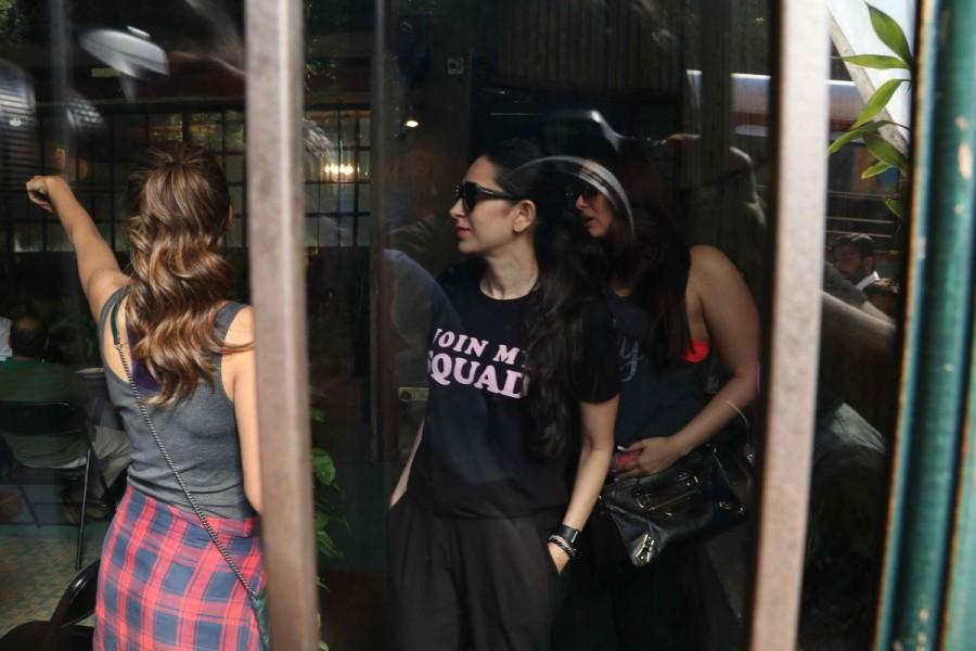 Bollywood actress Kareena Kapoor, Karisma Kapoor and Amrita Arora spotted at Bandra. Kareena Kapoor,Karisma Kapoor,Amrita Arora,Kareena Kapoor khan,Karisma Kapoor Khan,Amrita Arora Khan