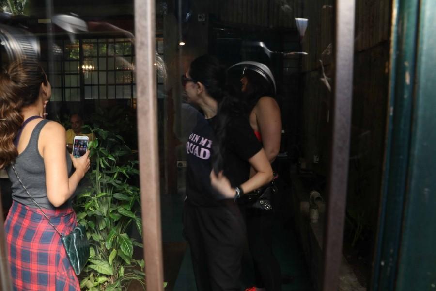 Bollywood actress Kareena Kapoor, Karisma Kapoor and Amrita Arora spotted at Bandra. Kareena Kapoor,Karisma Kapoor,Amrita Arora,Kareena Kapoor khan,Karisma Kapoor Khan,Amrita Arora Khan