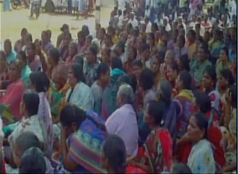 Protest in Rameshwaram after an Indian fisherman was shot dead by Srilankan Navy.Thamizhaga Vazhvurimai Katchi party workers climb tower in protest against SriLankan Navy in Rameswaram.