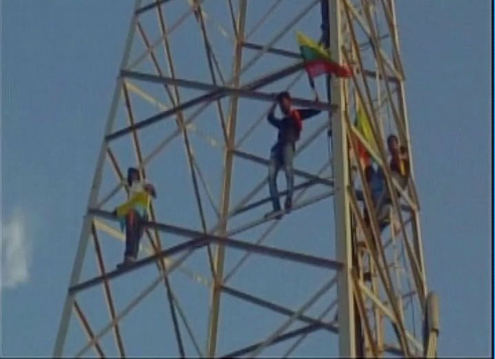 Protest in Rameshwaram after an Indian fisherman was shot dead by Srilankan Navy.Thamizhaga Vazhvurimai Katchi party workers climb tower in protest against SriLankan Navy in Rameswaram. Protest in Rameshwaram,Indian fisherman,fisherman,TN fisherman,Srilankan Navy,Indian fisherman from Rameswaram,Thamizhaga Vazhvurimai Katchi party